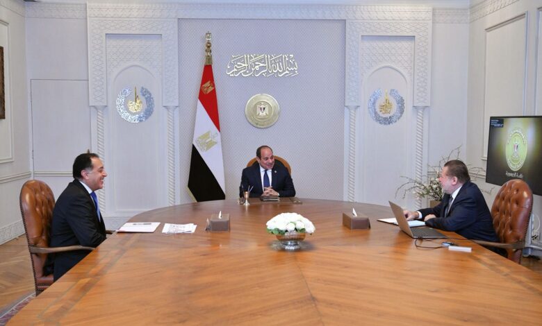 الرئيس السيسي يجتمع برئيس الوزراء ومحافظ البنك المركزي