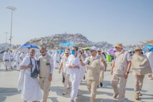 وزير الصحة يطمئن على حالة الحجاج