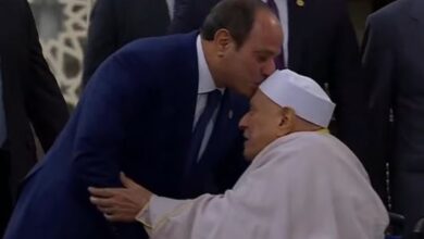 الرئيس السيسي يقبل رأس أحمد عمر هاشم