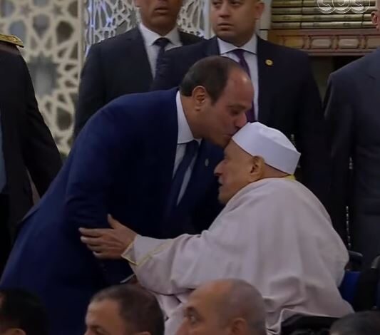 الرئيس السيسي يقبل رأس أحمد عمر هاشم