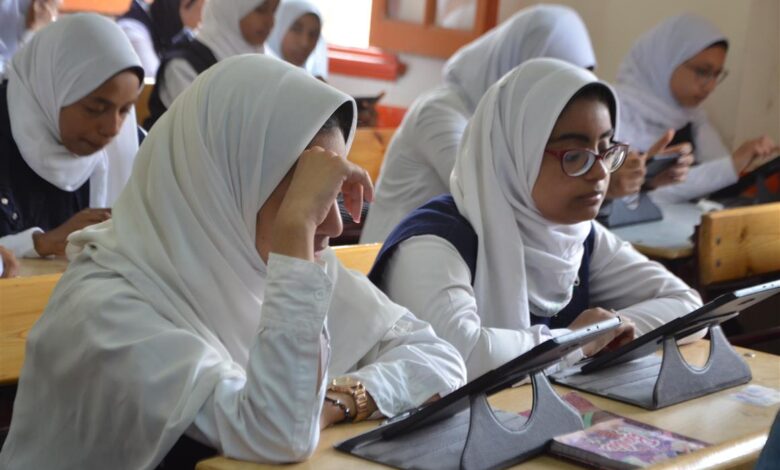 طلاب الصف الأول الثانوي