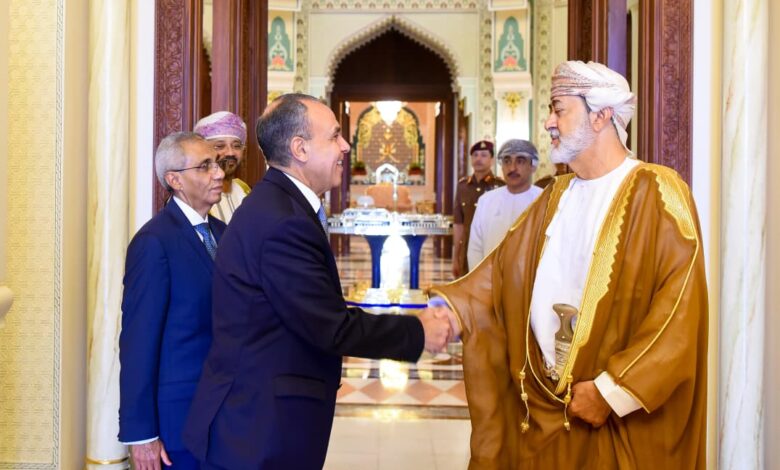 وزير الخارجية وسلطان عمان