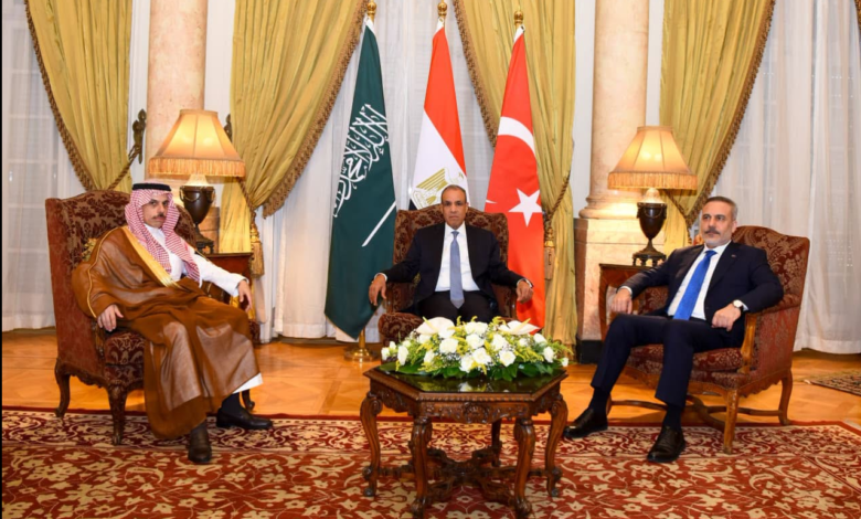 وزير الخارجية يعقد لقاءً ثلاثياً مع نظيريه السعودي والتركي